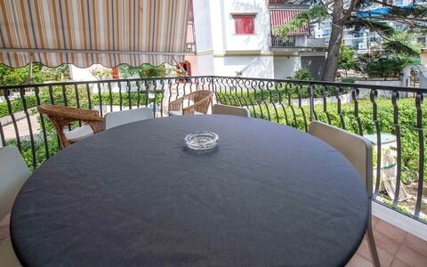 Apartment Alan: Meubles, Table, Chaise, Table Cuisine Et Salle A Manger, Tableau De Plein Air, Mobilier De Jardin, Ombre, Balcon, Restaurant, Table Basse