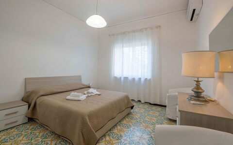 Apartment Alan: Sol, Sol, Chambre, Design Intérieur, Lit, Bois, Drap De Lit, Plafond, Literie, Pièce