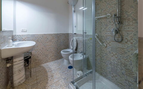 Apartment Alan: Sol, Sol, Salle De Bains, Luminaire Plomberie, Design Intérieur, Lavabo, Toilette, Évier, Tuile, Robinet