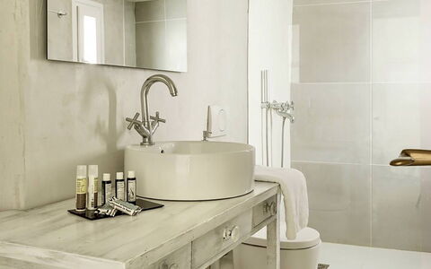 Campani Villa: Salle De Bains, Luminaire Plomberie, Mur, Lavabo, Design Intérieur, Évier, Sol, Sol, Blanc, Robinet