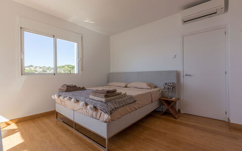 Can Lorenzo: Lit, Chambre, Mur, Sol, Meubles, Bois, Design Intérieur, Sol, Drap De Lit, Literie