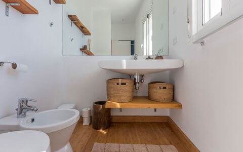 Can Lorenzo: Mur, Luminaire Plomberie, Design Intérieur, Bois, Sol, Lavabo, Sol, Évier, Plafond, Salle De Bains