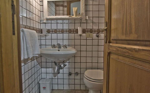 Casa 2 Ulivi: Mur, Lavabo, Luminaire Plomberie, Design Intérieur, Salle De Bains, Sol, Évier, Sol, Robinet, Plomberie