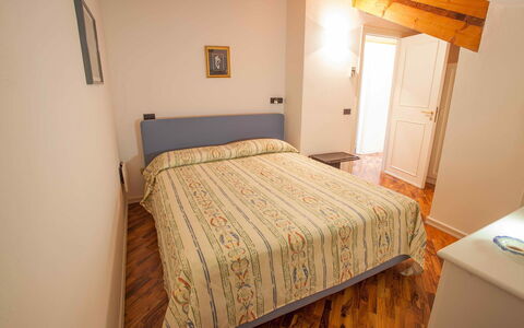 Casa Amalfitana: Lit, Chambre, Literie, Drap De Lit, Design Intérieur, Sol, Bois, Linge, Pièce, Textile