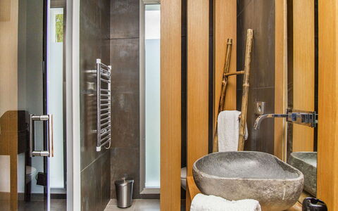 Casa Asia: Sol, Design Intérieur, Bois, Sol, Luminaire Plomberie, Salle De Bains, Plomberie, Robinet, Pièce, Tuile