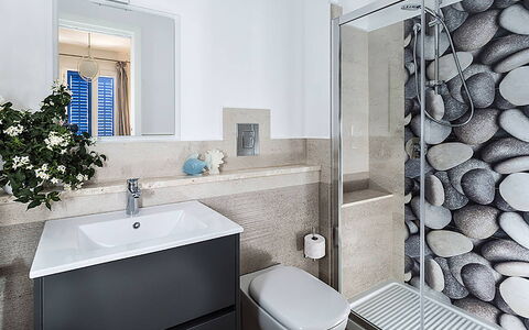 Casa Delfino: Salle De Bains, Luminaire Plomberie, Design Intérieur, Mur, Sol, Évier, Toilette, Sol, Lavabo, Robinet