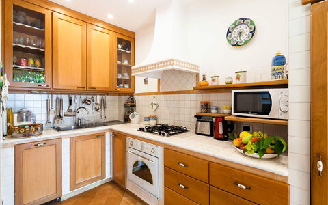 Casa Dorothea 2: Cuisine, Appareil De Cuisine, Comptoir, Principaux Appliance, Cabinetry, Design Intérieur, Bois, Cuisinière, Électroménager, Meubles