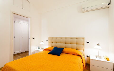 Casa Dorothea 2: Lit, Design Intérieur, Chambre, Meubles, Bois, Drap De Lit, Sol, Sol, Literie, Plafond
