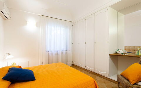 Casa Dorothea 2: Design Intérieur, Mur, Sol, Sol, Chambre, Lit, Meubles, Bois, Plafond, Jaune