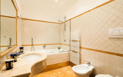 Casa Dorothea 2: Salle De Bains, Sol, Sol, Luminaire Plomberie, Design Intérieur, Lavabo, Baignoire, Évier, Robinet, Plafond