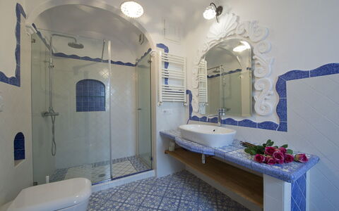 Casa Gemma: Design Intérieur, Sol, Mur, Sol, Luminaire Plomberie, Salle De Bains, Plafond, Éclairage, Robinet, Tuile