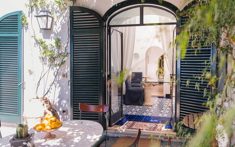 Casa Giardino: Pot De Fleur, Porte, Cambre, Meubles, Plante D'Appartement, Chaise, Le Fer, Accueil Porte, Mobilier De Jardin, Balcon