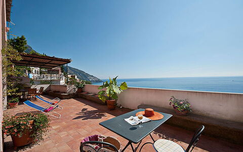 Positano View: Mer, Côte, Cotiers Et Relief Océaniques, Balcon, Océan, Pot De Fleur, Plage, Rive, Recours, Mobilier De Jardin