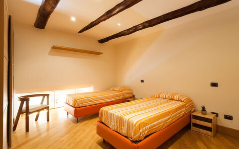 Casa Rossella: Design Intérieur, Bois, Sol, Sol, Plafond, Jaune, Meubles, Pièce, Chambre, Lit