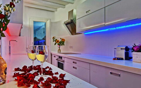 Fanaria Villa: Design Intérieur, Éclairage, Meubles, Pièce, Comptoir, Drinkware, Cuisine, Luminaire Plomberie, Bouteille, Luminaire