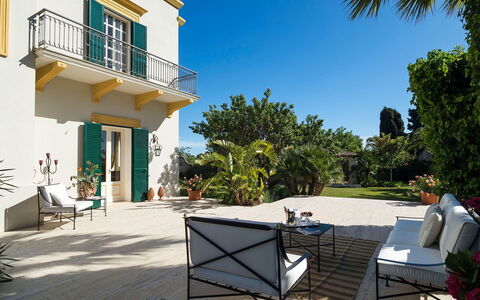 Green Villa: Bleu, Vert, Arbuste, Ombre, Chaise, Jardin, Biens, Balcon, Aménagement Paysager, Pelouse