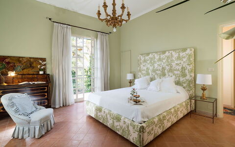 Green Villa: Meubles, Design Intérieur, Mur, Sol, Sol, Lit, Chambre, Pièce, Textile, Éclairage