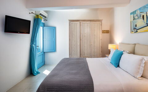 Guest House Levantes: Bleu, Meubles, Chambre, Sol, Appartement, Lit, Pièce, Literie, Recours, Cadre De Lit