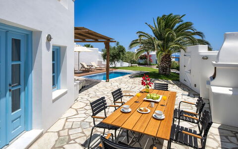 Guest House Livas: Bleu, Piscine, Mobilier De Jardin, Meubles, Domicile, Recours, Chaise, Ombre, Biens, Balancelle