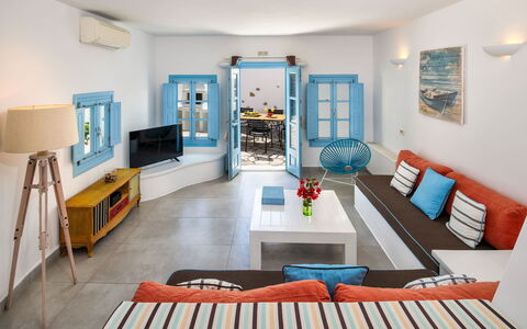 Guest House Livas: Meubles, Design Intérieur, Canapé, Sol, Plafond, Appartement, Salon, Pièce, Sol, Table
