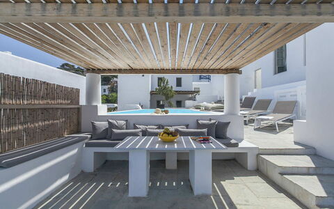 Halki Villa: Sol, Composite, Mobilier De Jardin, Chaise, Pergola, Ombre, Balcon, Conception, Matériau Naturel, Cour