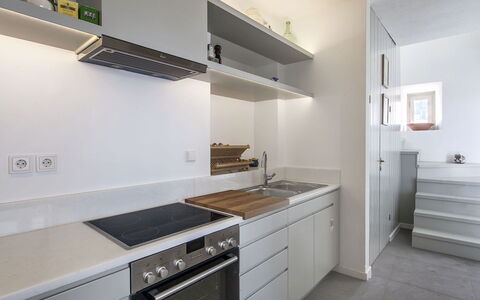 Halki Villa: Cuisine, Comptoir, Appareil De Cuisine, Cabinetry, Design Intérieur, Mur, Principaux Appliance, Sol, Bois, Électroménager
