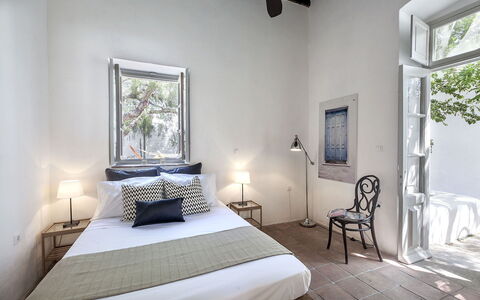 Halki Villa: Chambre, Lit, Sol, Meubles, Domicile, Sol, Design Intérieur, Drap De Lit, Literie, Cadre De Lit