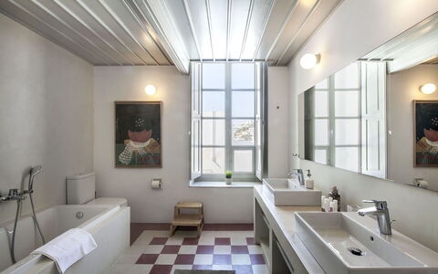 Halki Villa: Luminaire Plomberie, Design Intérieur, Sol, Salle De Bains, Évier, Plafond, Lavabo, Sol, Robinet, Plomberie