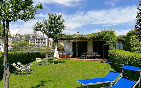 Il Giardino di Ravello: Arbuste, Jardin, Couverture De Sol, Pelouse, Mobilier De Jardin, Ombre, Arrière-Cour, Cour, Aménagement Paysager, Hacienda