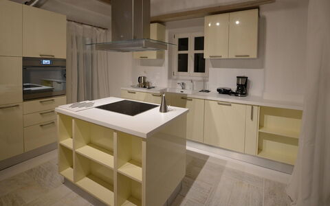 Krystalo: Cabinetry, Cuisine, Meubles, Comptoir, Sol, Design Intérieur, Appareil De Cuisine, Bois, Sol, Principaux Appliance