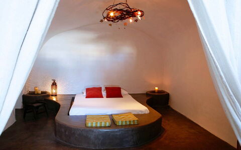 Mansion Kyani: Éclairage, Plafond, Meubles, Design Intérieur, Luminaire, Chambre, Pièce, Lit, Literie, Conception