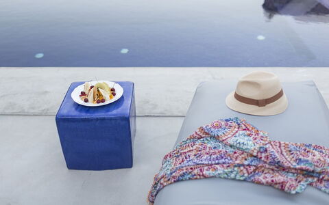 Romantic Getaway: Mobilier De Jardin, Linge, Coussin, Matériau Naturel, Throw Pillow, Parapluie, Oreiller, Plage