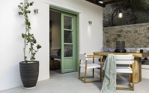 Romantic Getaway: Meubles, Mur, Design Intérieur, Sol, Pot De Fleur, Sol, Table, Chaise, Domicile, Plante D'Appartement