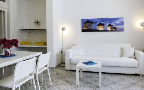 Rose Studio 1: Meubles, Canapé, Design Intérieur, Sol, Salon, Table, Sol, Pièce, Appartement, Cadre