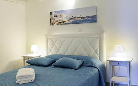 Rose Studio 1: Meubles, Lit, Chambre, Literie, Drap De Lit, Sol, Sol, Design Intérieur, Linge, Cadre De Lit