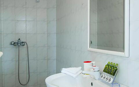 Rose Studio 1: Luminaire Plomberie, Design Intérieur, Salle De Bains, Sol, Sol, Siège De Toilette, Toilette, Lavabo, Évier, Pièce
