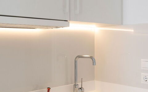 Rose Studio 2: Comptoir, Cuisine, Evier, Design Intérieur, Évier, Luminaire Plomberie, Cabinetry, Robinet, Plomberie, Sol