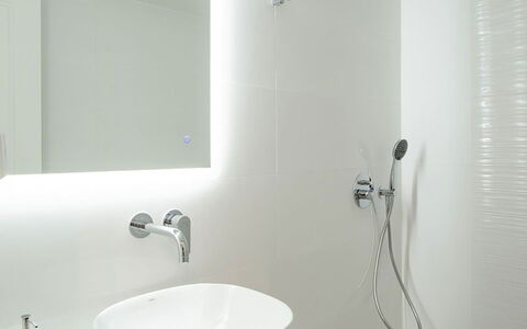 Rose Studio 2: Salle De Bains, Design Intérieur, Luminaire Plomberie, Lavabo, Mur, Évier, Blanc, Robinet, Sol, Miroir
