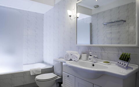 Rose Studio 3: Lavabo, Luminaire Plomberie, Design Intérieur, Sol, Évier, Sol, Salle De Bains, Robinet, Plomberie, Pièce