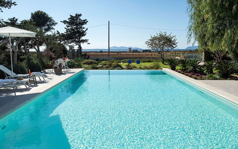 Salt Villa: Piscine, Bleu, L'Eau, Recours, Composite, Eco Hôtel, Mobilier De Jardin, Ombre, Loisir, Caractéristique De L'Eau