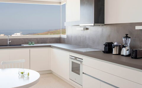 Thera King: Design Intérieur, Cuisine, Sol, Comptoir, Plafond, Bois, Sol, Luminaire, Meubles, Cabinetry