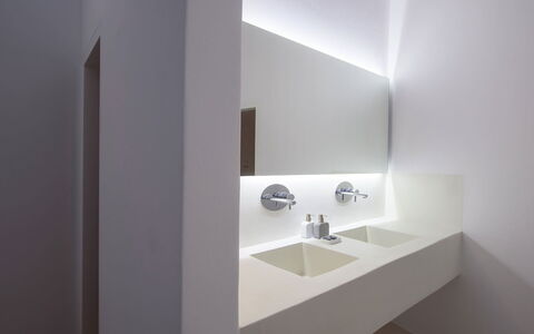 Thera Queen: Luminaire Plomberie, Design Intérieur, Évier, Sol, Robinet, Lavabo, Salle De Bains, Plomberie, Plafond