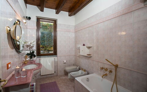 Verbano: Mur, Luminaire Plomberie, Sol, Salle De Bains, Robinet, Design Intérieur, Lavabo, Évier, Plomberie, Sol