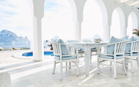 Villa Aldebaran: Meubles, Bleu, Chaise, Table, Design Intérieur, Mer, Mobilier De Jardin, Table Basse, Océan, Accoudoir