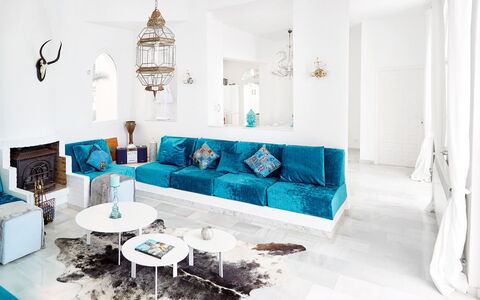 Villa Aldebaran: Meubles, Bleu, Design Intérieur, Canapé, Salon, Sol, Sol, Domicile, Throw Pillow, Éclairage