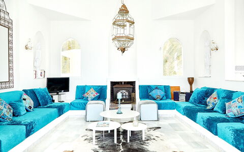 Villa Aldebaran: Bleu, Meubles, Design Intérieur, Canapé, Domicile, Salon, Sol, Éclairage, Sol