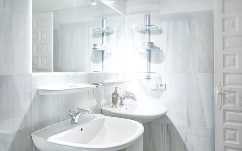 Villa Aldebaran: Lavabo, Salle De Bains, Luminaire Plomberie, Évier, Design Intérieur, Sol, Robinet, Sol, Plomberie, Miroir