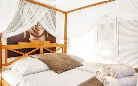 Villa Aldebaran: Meubles, Lit, Design Intérieur, Chambre, Literie, Bois, Sol, Drap De Lit, Linge, Pièce