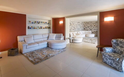 Villa Alina: Meubles, Design Intérieur, Sol, Sol, Mur, Canapé, Pièce, Plafond, Bois, Salon