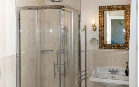 Villa Alina: Luminaire Plomberie, Salle De Bains, Mur, Design Intérieur, Sol, Évier, Robinet, Lavabo, Sol, Plomberie
